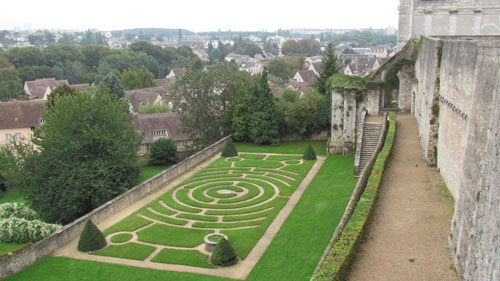 Although only an hour from Paris, the cost of living in Chartres is reasonable. Here you can still get a three-course dinner at a nice restaurant for $18. Real estate prices aren’t bad, either.